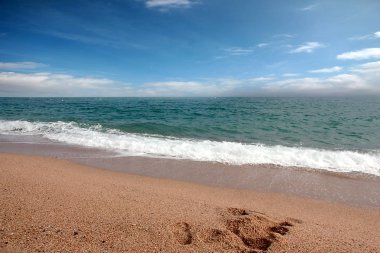 Akdeniz kıyısında güzel kumlu plaj