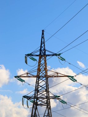 yüksek gerilim enerji hattı yaz güneşli gökyüzü arka plan üzerinde