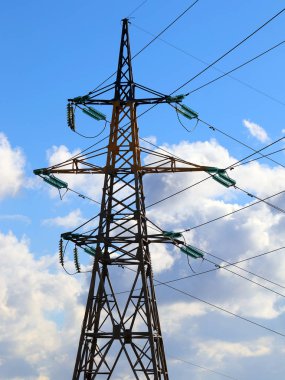 yüksek gerilim enerji hattı yaz güneşli gökyüzü arka plan üzerinde