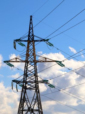 yüksek gerilim enerji hattı yaz güneşli gökyüzü arka plan üzerinde