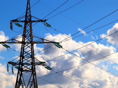 yüksek gerilim enerji hattı yaz güneşli gökyüzü arka plan üzerinde