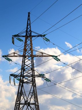 yüksek gerilim enerji hattı yaz güneşli gökyüzü arka plan üzerinde