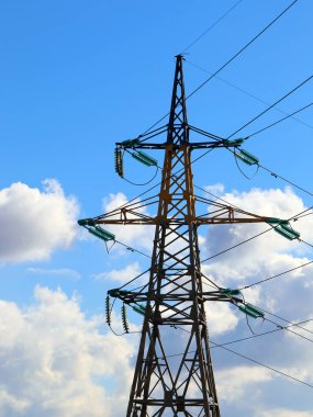 yüksek gerilim enerji hattı yaz güneşli gökyüzü arka plan üzerinde