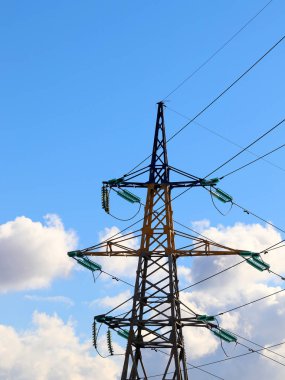 yüksek gerilim enerji hattı yaz güneşli gökyüzü arka plan üzerinde