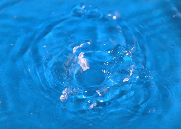 Причудливые Образцы Фантазии Поверхности Жидкости После Столкновения Водой — стоковое фото