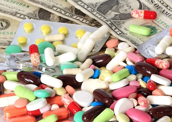 Een Heleboel Medicijnen Pillen Naast Amerikaanse Dollars — Stockfoto