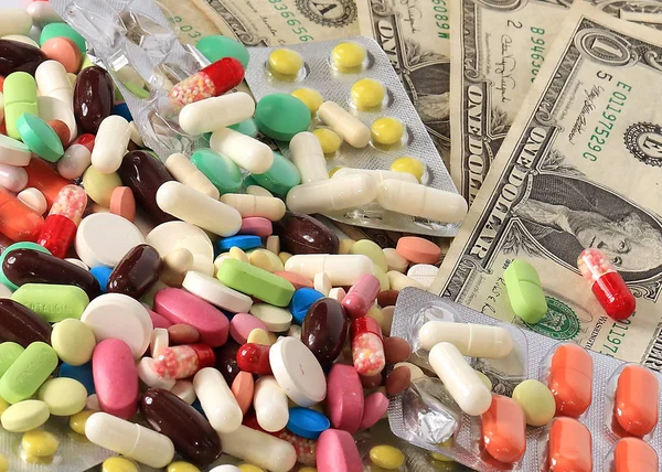 Een Heleboel Medicijnen Pillen Naast Amerikaanse Dollars — Stockfoto