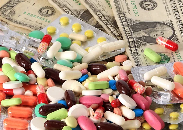 Een Heleboel Medicijnen Pillen Naast Amerikaanse Dollars — Stockfoto