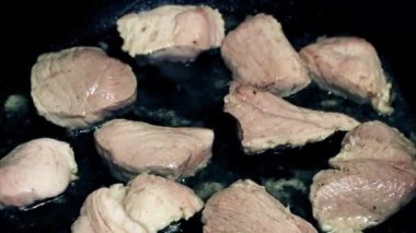 bir tava içinde baharatlar ile çiğ et pişirme