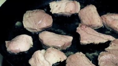 bir tava içinde baharatlar ile çiğ et pişirme