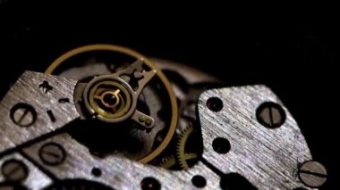 sarkaç saatin zaman akışını bir sembolü olarak tek tip hareket