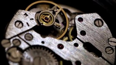 sarkaç saatin zaman akışını bir sembolü olarak tek tip hareket