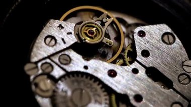 sarkaç saatin zaman akışını bir sembolü olarak tek tip hareket