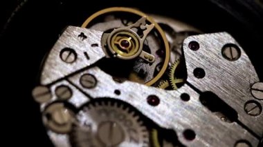 sarkaç saatin zaman akışını bir sembolü olarak tek tip hareket