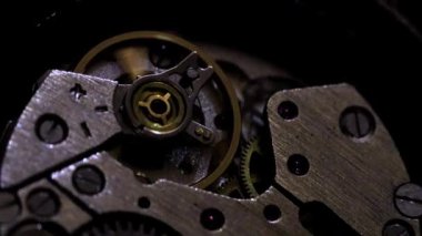 sarkaç saatin zaman akışını bir sembolü olarak tek tip hareket