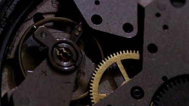 sarkaç saatin zaman akışını bir sembolü olarak tek tip hareket