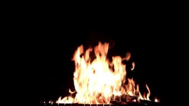 gece karanlığında ateş açın ve parlak alev