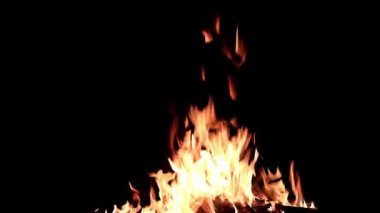 gece karanlığında ateş açın ve parlak alev