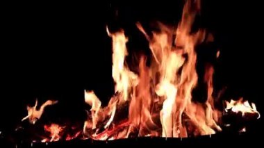 gece karanlığında ateş açın ve parlak alev