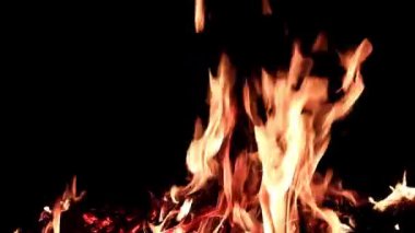 gece karanlığında ateş açın ve parlak alev