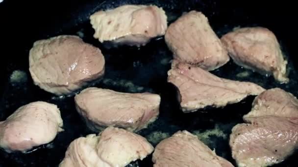 Rohes Fleisch Mit Gewürzen Einer Pfanne Kochen — Stockvideo