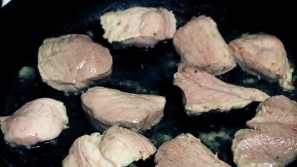 フライパンでスパイスと生肉を調理 — ストック動画