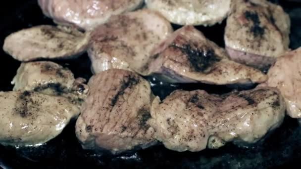 Rohes Fleisch Mit Gewürzen Einer Pfanne Kochen — Stockvideo