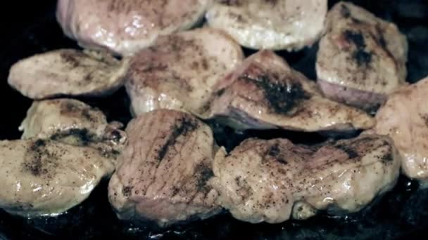 Cocinar Carne Cruda Con Especias Una Sartén — Vídeo de stock