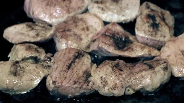 フライパンでスパイスと生肉を調理 — ストック動画