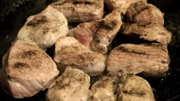 Cocinar Carne Cruda Con Especias Una Sartén — Vídeos de Stock