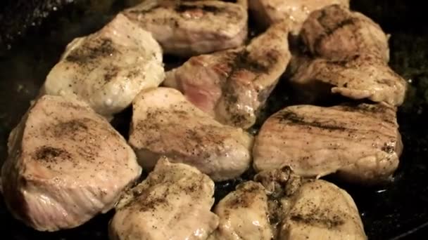 Matlagning Rått Kött Med Kryddor Kastrull — Stockvideo