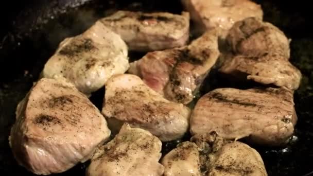 Főzés Egy Serpenyőben Fűszerek Nyers Hús — Stock videók