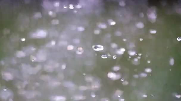 Una Goccia Acqua Nel Turbolento Flusso Liquido Puro — Video Stock