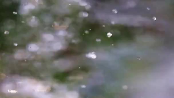 Μια Σταγόνα Νερό Στη Τυρβώδη Ροή Του Καθαρό Υγρό — Αρχείο Βίντεο
