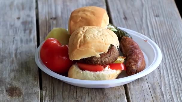 白色面包和新鲜蔬菜上的肉片 — 图库视频影像