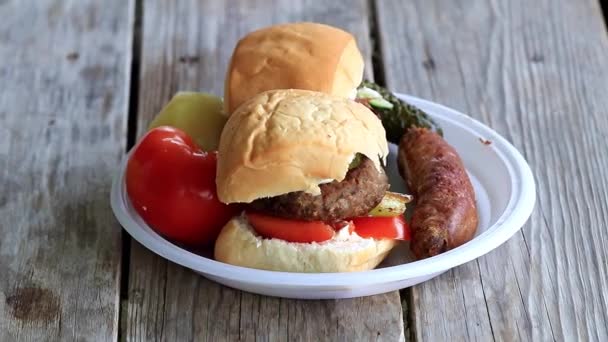 Kött Kotlett Vit Bulle Och Färska Grönsaker — Stockvideo