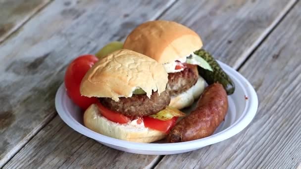 Kött Kotlett Vit Bulle Och Färska Grönsaker — Stockvideo