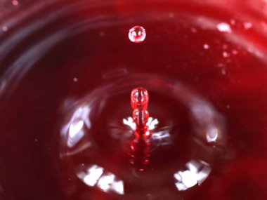 bir sıvı yüzeyine karşı Struck zarif su damlacığı şekli