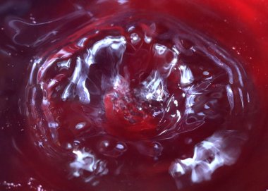 bir sıvı yüzeyine karşı Struck zarif su damlacığı şekli