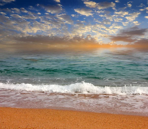 Hermosa Playa Mar Cielo Soleado Verano — Foto de Stock