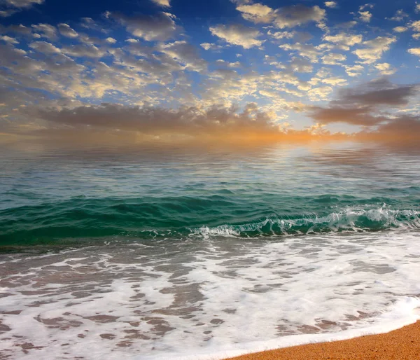 Bella Spiaggia Mare Cielo Soleggiato Estate — Foto Stock