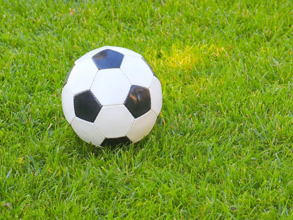 Piłka Nożna Znajduje Się Zielonej Trawie Trawnika — Zdjęcie stockowe