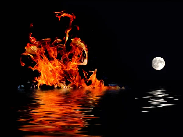 海の表面と満月の明るい火 — ストック写真