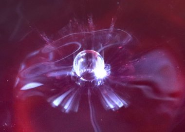 bir sıvı yüzeyine karşı Struck zarif su damlacığı şekli