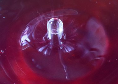 bir sıvı yüzeyine karşı Struck zarif su damlacığı şekli