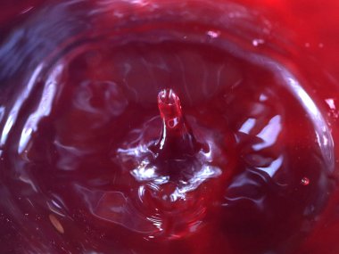 bir sıvı yüzeyine karşı Struck zarif su damlacığı şekli