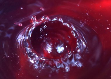 bir sıvı yüzeyine karşı Struck zarif su damlacığı şekli