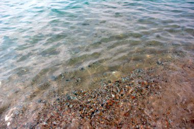 güzel kumlu plajı ile deniz suyu temizleyin