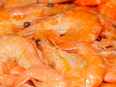 bir çerez içecek olarak haşlanmış deniz karides hizmet