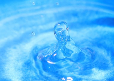 saf su bir damla bir sıvı yüzeyinin çarpıcı fantezi desen oluşturur